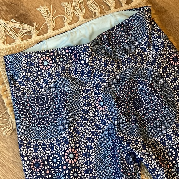 Lorna Jane small yoga pants worn once blue pink design silky soft - Picture 3 of 11